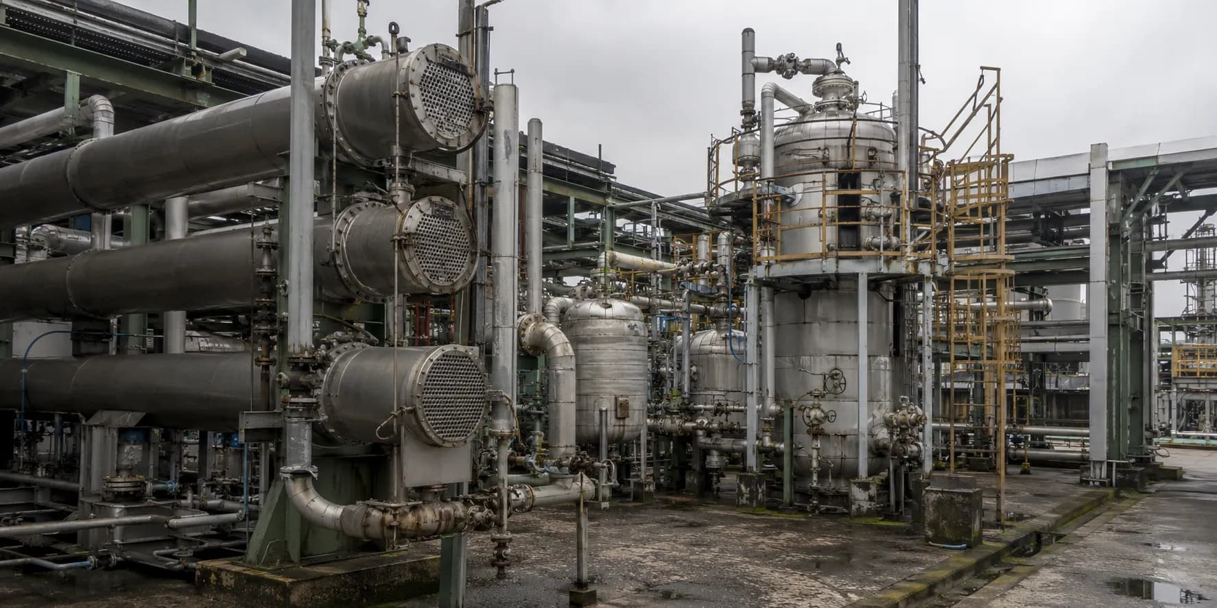 Chemical process plant with heat exchangers, vessels and connected pipework
